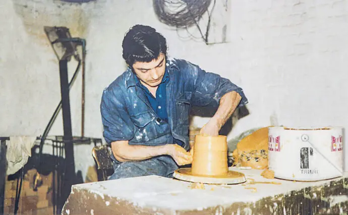 El artista Emilio Barrero Soto, trabaja con el barro. / x