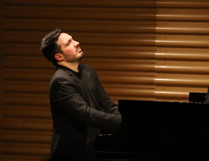 El pianista Jorge Balanz&aacute;, durante un recital. / x