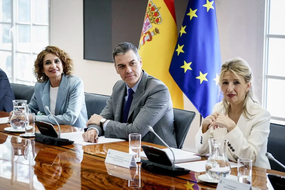 (I-D) La ministra de Hacienda, Mar&iacute;a Jes&uacute;s Montero; el presidente del Gobierno, Pedro S&aacute;nchez y la ministra de Trabajo y Econom&iacute;a Social, Yolanda D&iacute;az, durante una reuni&oacute;n. / EP