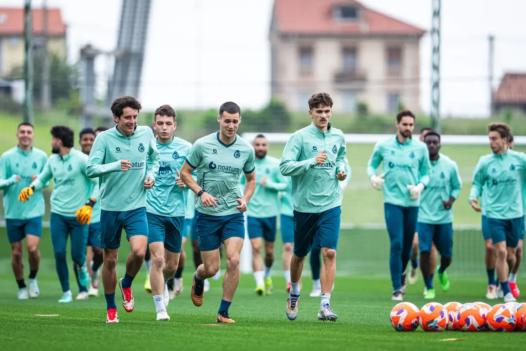 Los jugadores del Racing durante el entrenamiento de ayer. / RRC