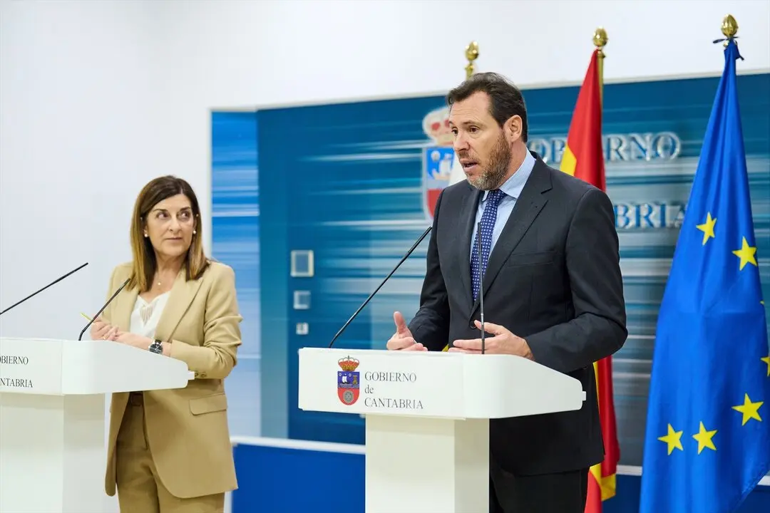 El ministro de Transportes y Movilidad Sostenible, &Oacute;scar Puente, y la presidenta de Cantabria, Mar&iacute;a Jos&eacute; S&aacute;enz de Buruaga, durante una rueda de prensa. / Juanma Serrano / Archivo