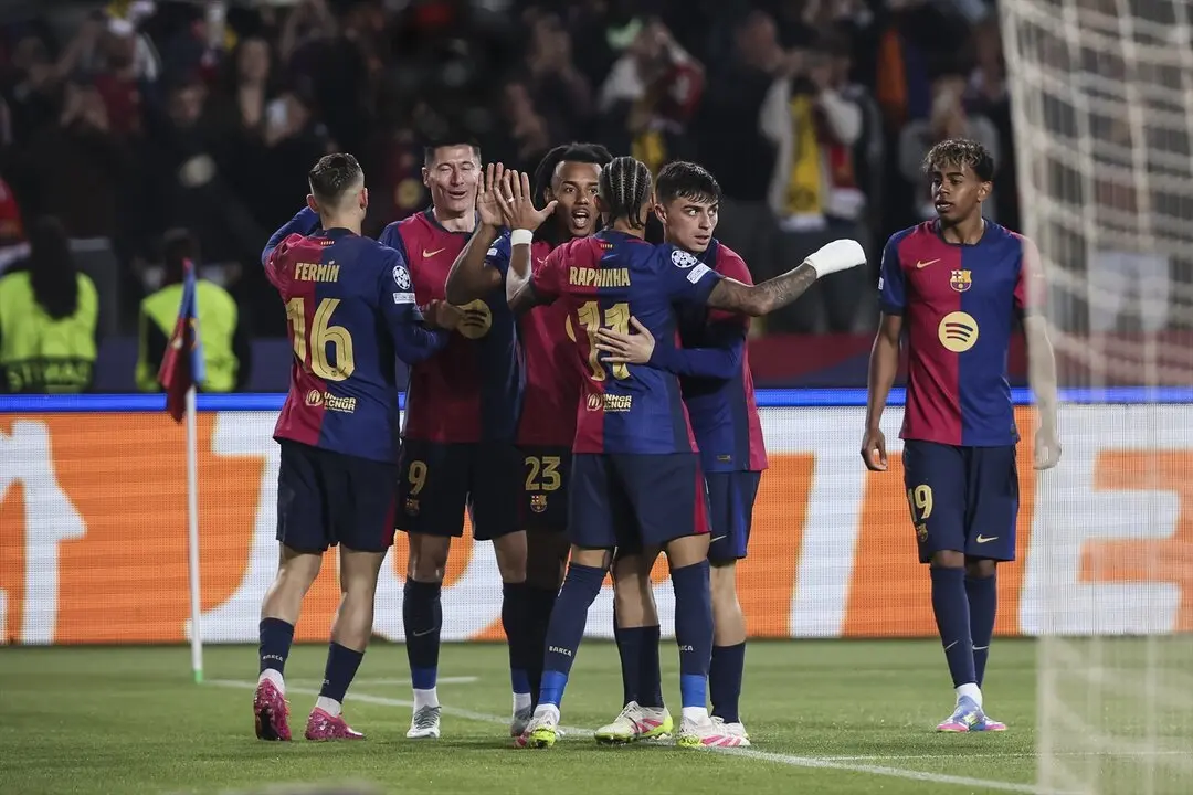 Los jugadores del Barcelona celebran el gol de Lewandowski. / EP