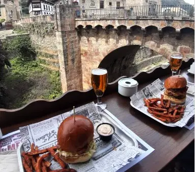 Dos hamburguesas del local con las vistas de fondo. / IG