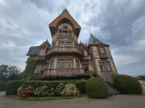 La Casa del Duque de Almod&oacute;var del R&iacute;o en Comillas. / VisitaCantabria