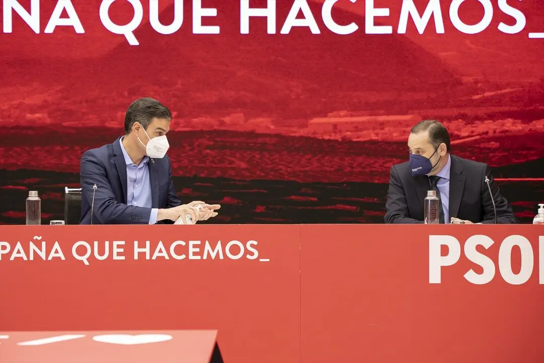 El presidente del Gobierno, Pedro S&aacute;nchez (i) y el ministro de Transportes, Jos&eacute; Luis &Aacute;balos (d). / Eva Ercolanese