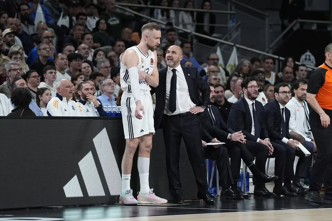 Chus Mateo, entrenador del Real Madrid, habla con Dzanan Musa, durante el partido disputado entre el Real Madrid y el Paris Basketball. / EP