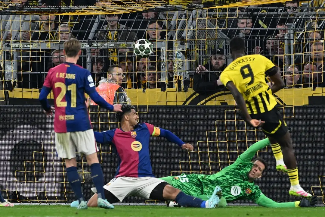 Serhou Guirassy (d) del Dortmund marca el tercer gol de su equipo durante el partido de vuelta de los cuartos de final de la Champions entre el Borussia Dortmund y el FC Barcelona. / Federico Gambarini