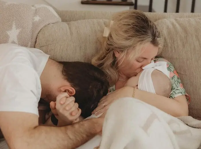 Los padres junto a su hija en una publicaci&oacute;n en redes sociales. / IG