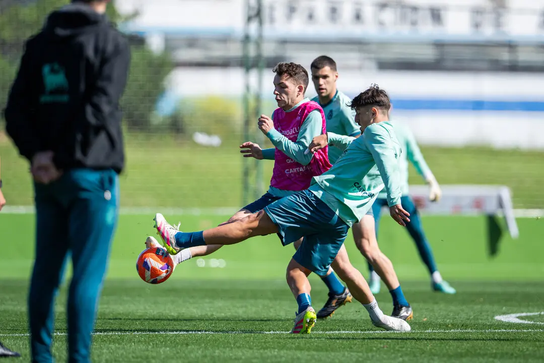Vicente y Vencedor durante una acci&oacute;n en el entrenamiento de ayer. / RRC