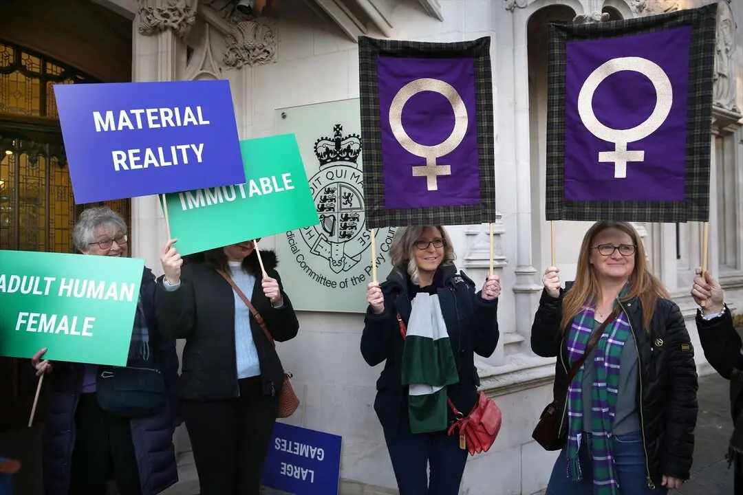 Partidarios portan carteles frente al tribunal, expresando sus opiniones. Partidarios de los Derechos de las Mujeres protestan frente al juicio "&iquest;Qu&eacute; es una mujer?" en el Tribunal Supremo de Londres. / EP