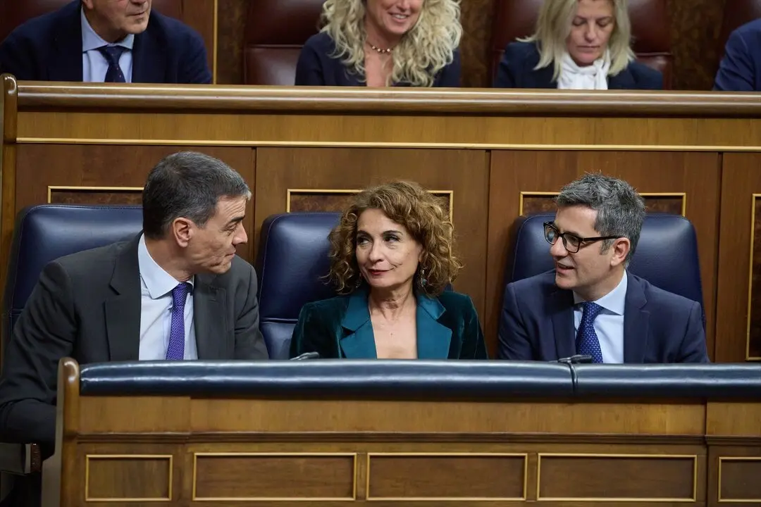 (I-D) El presidente del Gobierno, Pedro S&aacute;nchez; la vicepresidenta primera y ministra de Hacienda, Mar&iacute;a Jes&uacute;s Montero, y el ministro de la Presidencia, Relaciones con las Cortes y Justicia, F&eacute;lix Bola&ntilde;os. / Jes&uacute;s Hell&iacute;n