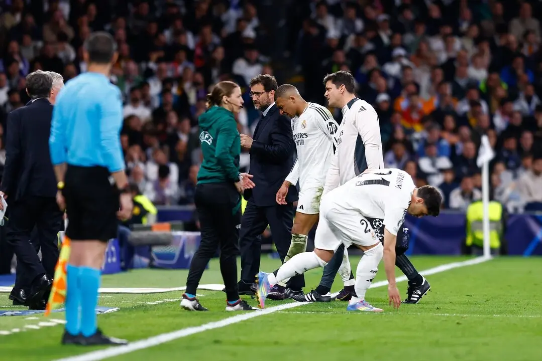 Kylian Mbapp&eacute; del Real Madrid se lesion&oacute; durante el partido de vuelta de los cuartos de final de la UEFA Champions League 2024/25 entre el Real Madrid C.F. y el Arsenal FC en el estadio Santiago Bernab&eacute;u el 16 de abril de 2025 en Madrid, Espa&ntilde;a.
Fecha: 16/04/2025.

Firma: AFP7 / Europa Press