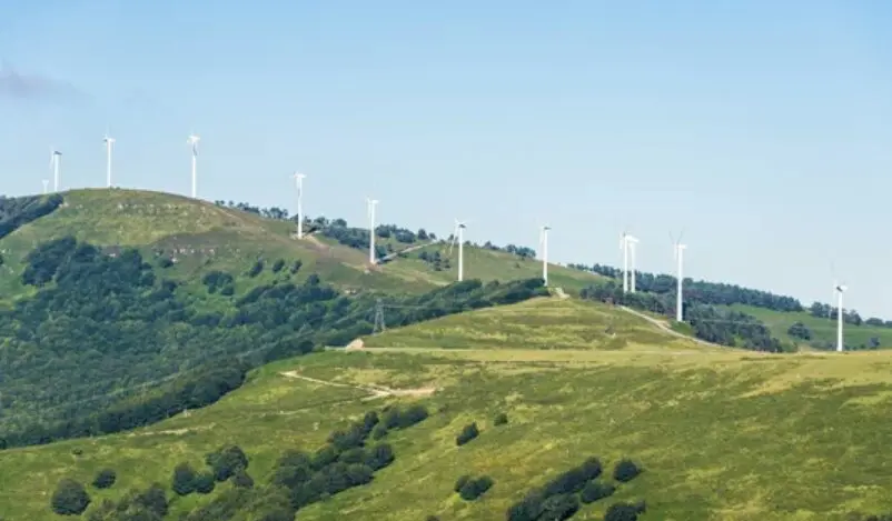 Vista panor&aacute;mica de un parque e&oacute;lico en Cantabria, s&iacute;mbolo de la transici&oacute;n energ&eacute;tica, pero tambi&eacute;n centro del debate pol&iacute;tico actual sobre su impacto medioambiental y social.