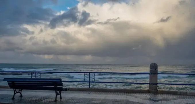 Vista del atardecer con cielos nublados en El Sardinero. / A.S.