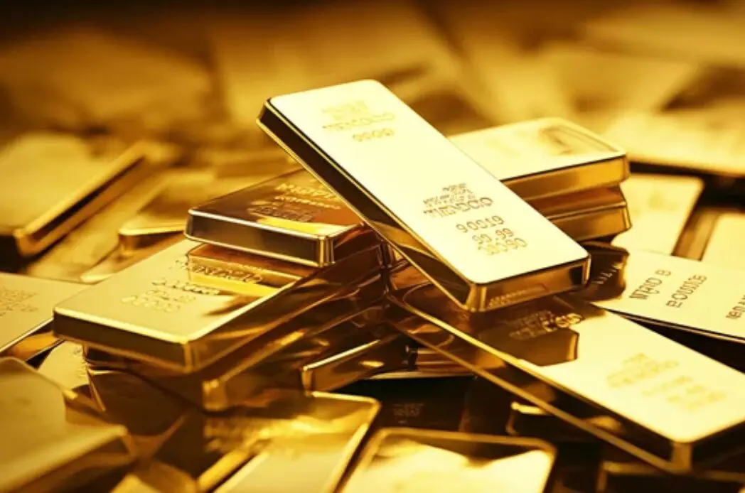 Lingotes de oro apilados, s&iacute;mbolo del valor refugio por excelencia en tiempos de incertidumbre econ&oacute;mica y geopol&iacute;tica.