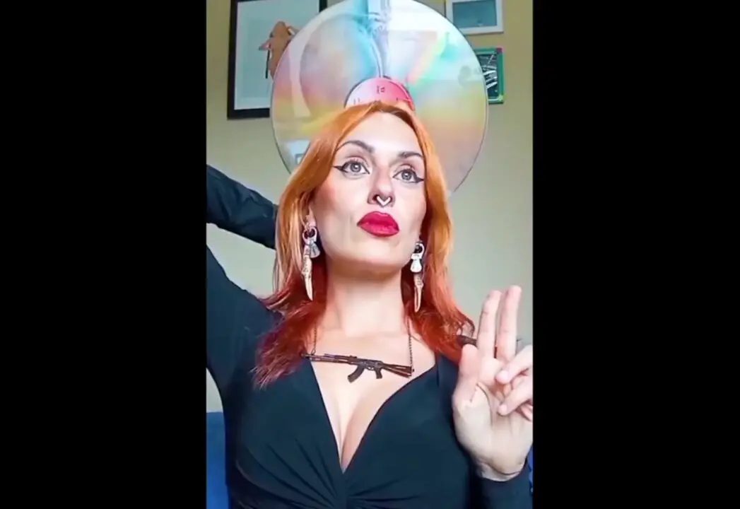 La humorista Ane, en uno de sus mon&oacute;logos por redes. / X