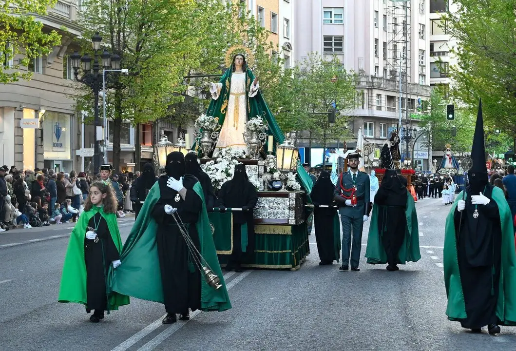 Procesi&oacute;n del Santo Entierro en Santander &ndash; Viernes Santo 2025. Nazarenos y cofrades de la Hermandad de La Esperanza portan la imagen de la Virgen Dolorosa entre incienso, solemnidad y devoci&oacute;n, recorriendo las calles del centro hist&oacute;rico bajo la atenta mirada de cientos de fieles.