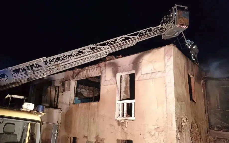 Un bombero trabaja desde el techo de la vivienda. SEPA