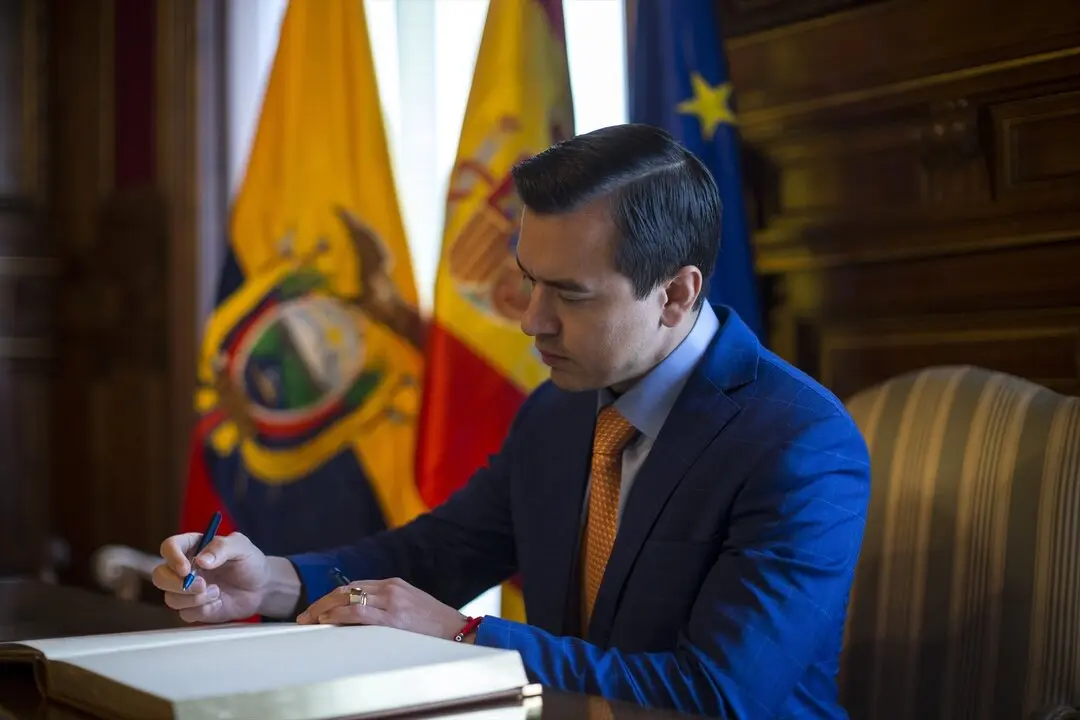DANIEL NOBOA, presidente de Ecuador, firma en el libro de visitas de Casa Am&eacute;rica en Madrid, y luego concede una entrevista a los medios de comunicaci&oacute;n..El presidente de Ecuador, Daniel Noboa, culmina en Madrid, una gira por Europa, donde visit&oacute; el Vaticano, Italia y Francia.
Fecha: 17/05/2024.

Foto de archivo

Firma: Europa Press