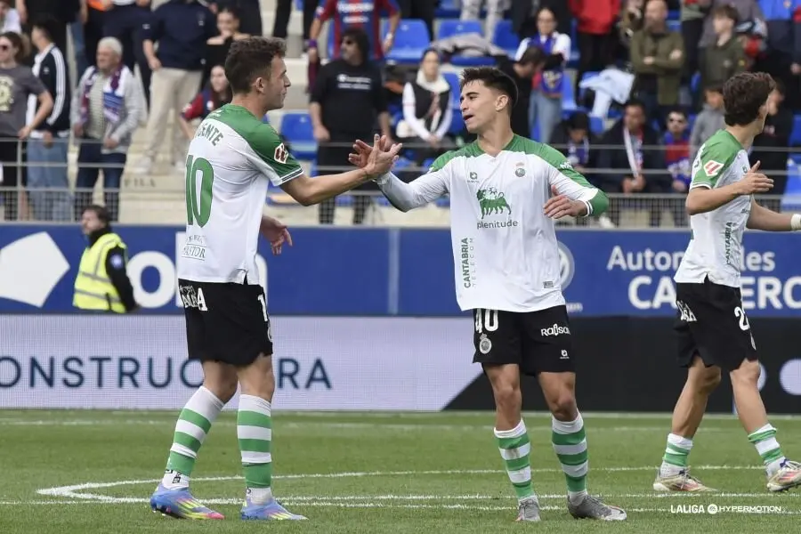 Dos jugadores del Racing durante el partido. / L.H