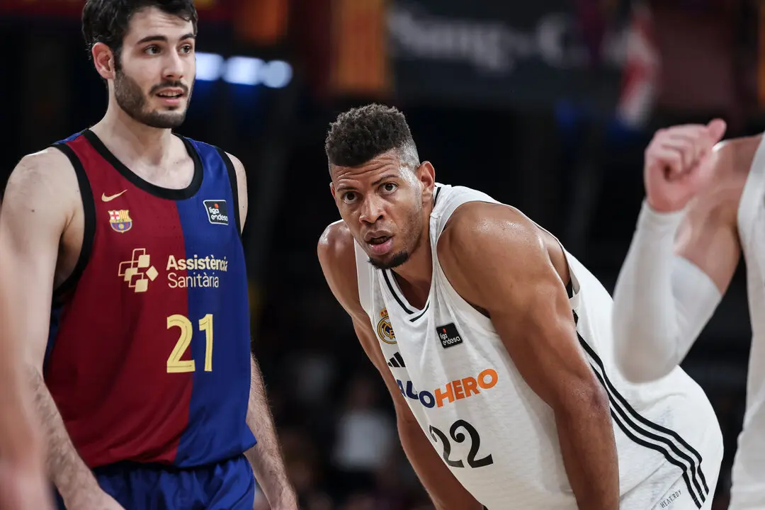 Un jugador del Real Madrid y uno del Barcelona. / EP