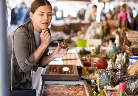 Una mujer comprando en un mercadillo. / A.S.P