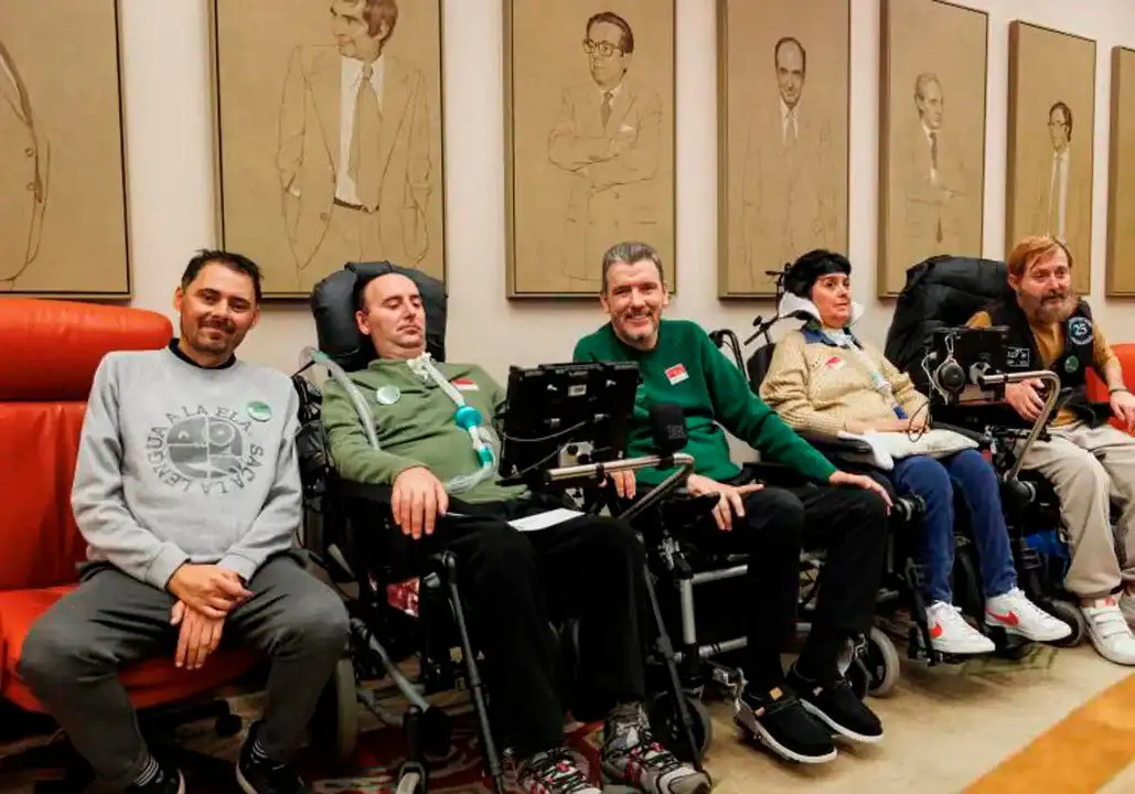 Activistas por los derechos de los enfermos de ELA, entre ellos Jordi Sabat&eacute;, reunidos en el Congreso de los Diputados, donde siguen reclamando la financiaci&oacute;n pendiente de la Ley ELA cinco meses despu&eacute;s de su aprobaci&oacute;n.