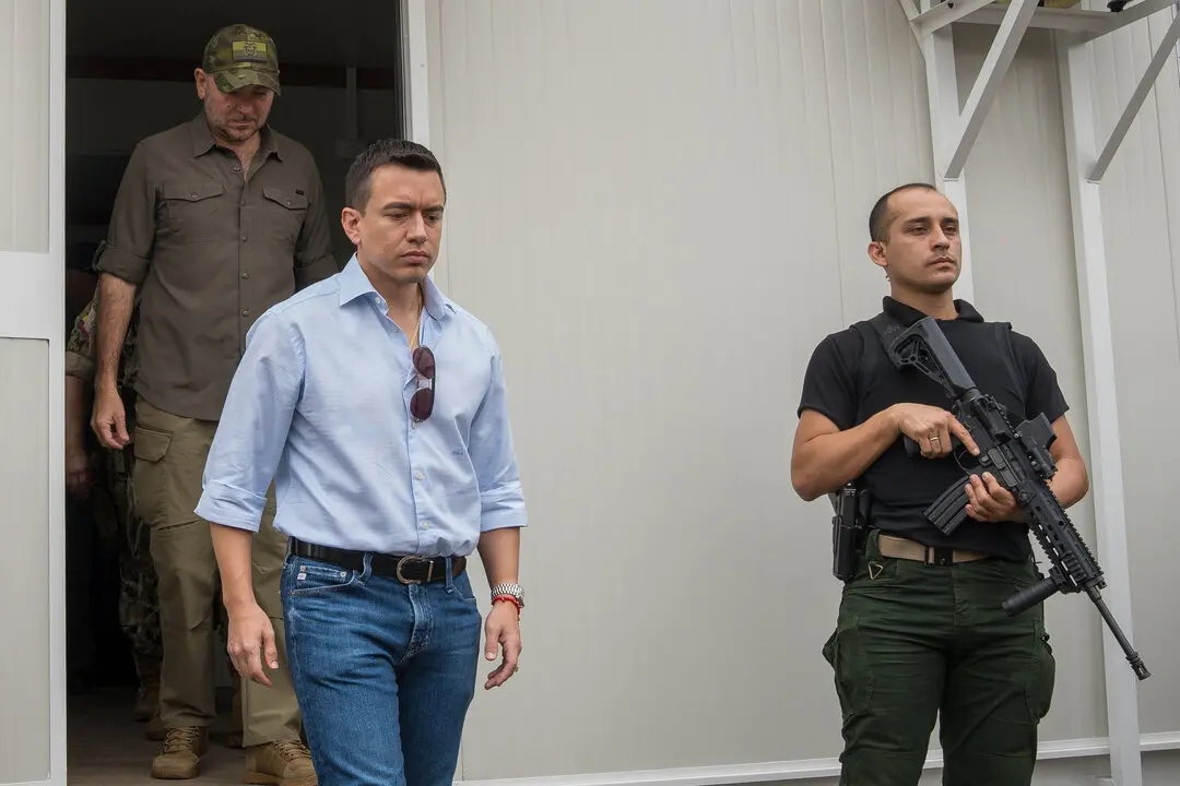 El presidente de Ecuador, Daniel Noboa, durante una inspecci&oacute;n de seguridad en instalaciones militares, escoltado por fuerzas armadas en plena alerta m&aacute;xima ante la amenaza de atentados orquestados desde el exterior.