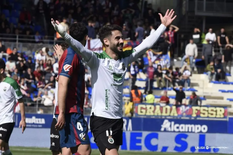 Andr&eacute;s Mart&iacute;n celebra con los brazos en alto su gol en El Alcoraz, s&iacute;mbolo de la remontada verdiblanca ante el Huesca. Su actuaci&oacute;n, clave para mantener vivo el sue&ntilde;o del ascenso.