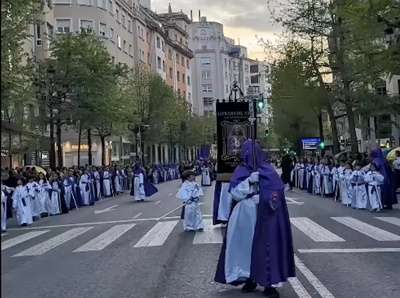 La cofrad&iacute;a de La Merced desfila por el Paseo Pereda durante la procesi&oacute;n del Domingo de Resurrecci&oacute;n en Santander, en un ambiente de recogimiento y solemnidad, con decenas de penitentes y fieles acompa&ntilde;ando el cierre de la Semana Santa 2025.