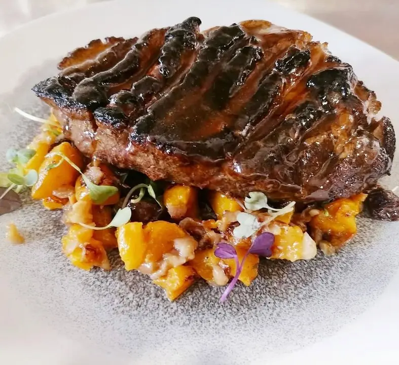 Magret de pato al vermut, uno de los platos de un men&uacute; de fin de semana. / La Retama