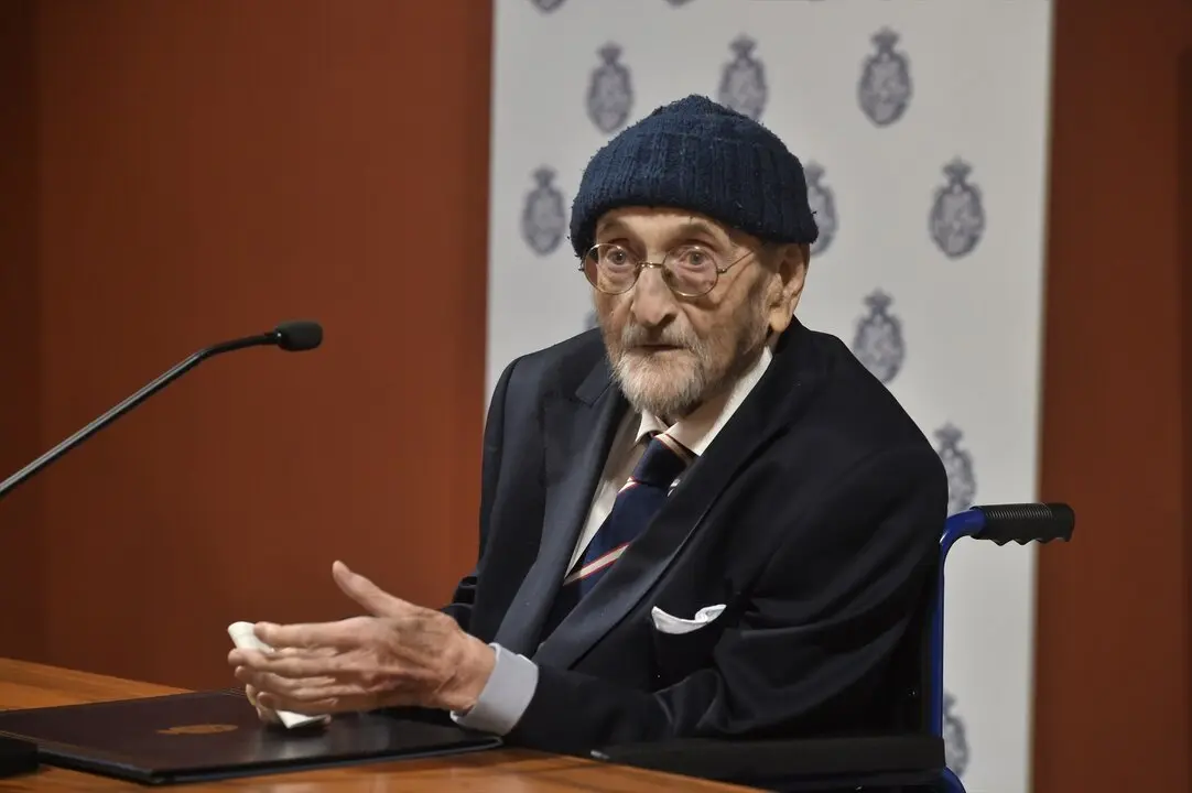 El ganador del Premio Miguel de Cervantes 2024, &Aacute;lvaro Pombo, atiende a los medios tras ganar el Premio Miguel de Cervantes 2024. / Gustavo Valiente