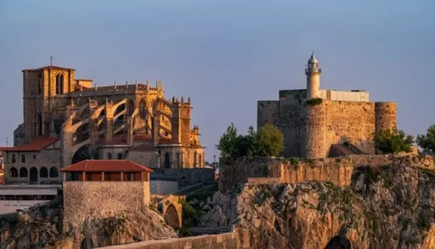 Atardecer en el castillo de Castro Urdiales. / A.S.