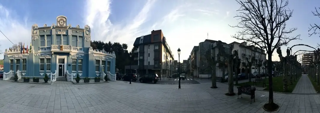 Vista panor&aacute;mica de la plaza de Colindres. / A.C.
