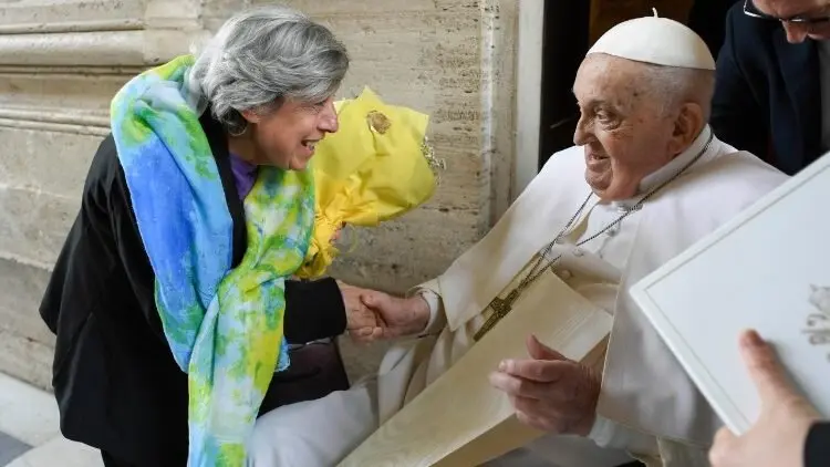 El Papa saluda a la se&ntilde;ora Carmela.   (Vatican Media)