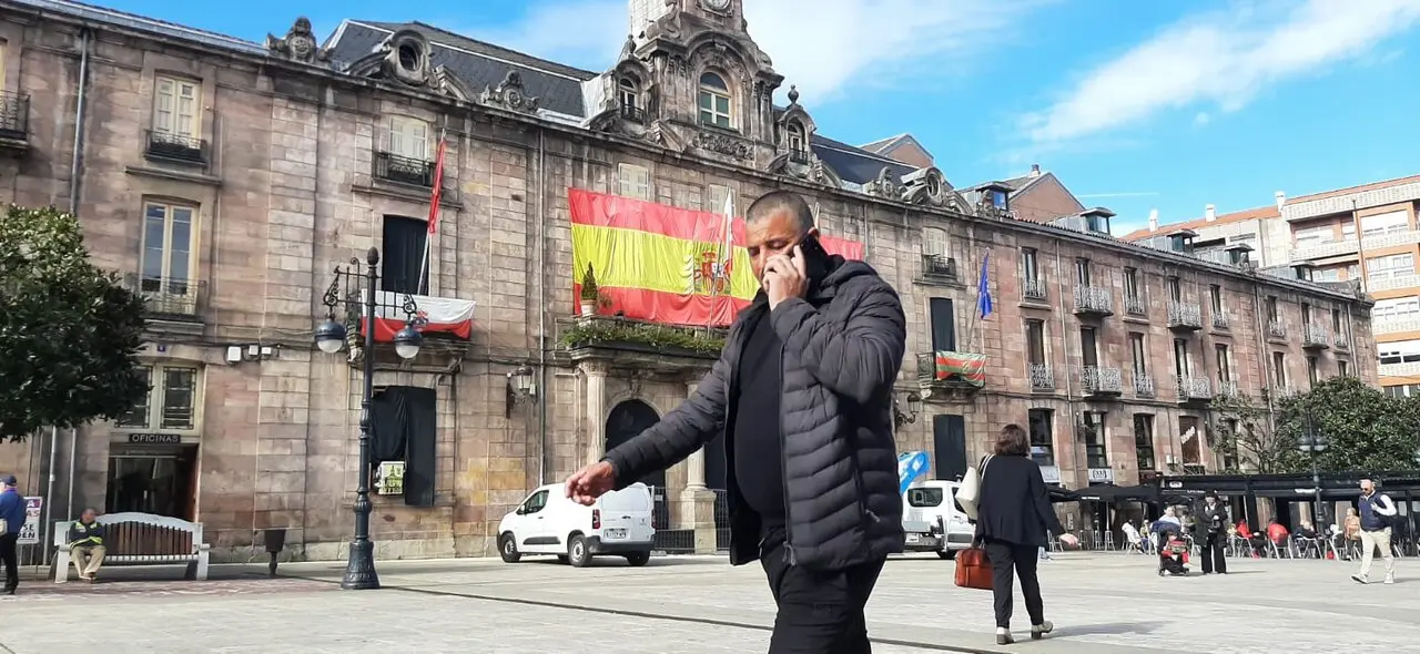 Una persona pasea por el Blvr. Luciano Demetrio Herrero.