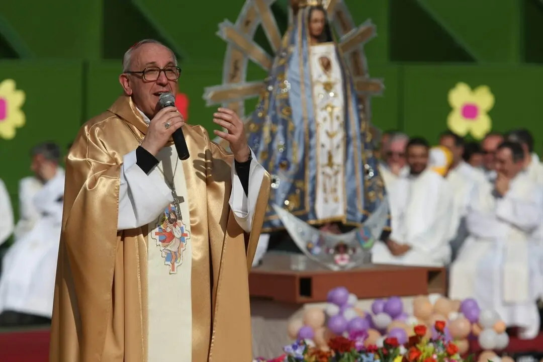 Misa Arquidiocesana Nia en el Estadio Rock Park de Lugano, oficiada por el Cardenal Jorge Bergoglio y presenciada por 15.000 j&oacute;venes de la capital. / Maxie Amena