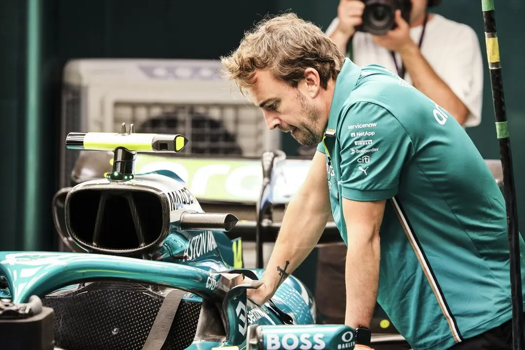 Fernando Alonso con el Aston Martin. / EP