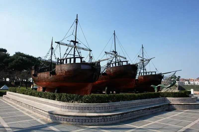 Las carabelas, frente al majestuoso Palacio de la Magdalena en Santander: un gui&ntilde;o al pasado mar&iacute;timo de Espa&ntilde;a. / A.E.