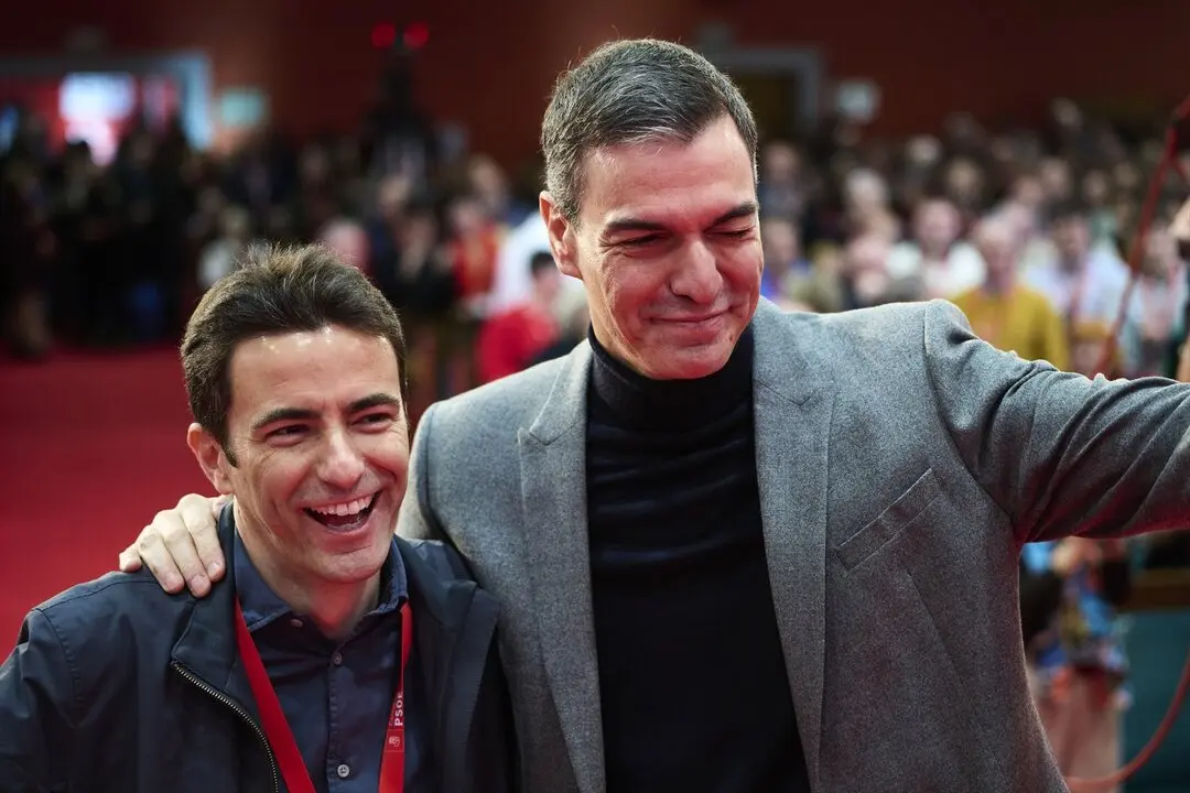 El secretario general del PSOE de Cantabria, Pedro Casares (i), y el secretario general del PSOE y presidente del Gobierno, Pedro S&aacute;nchez. C&eacute;sar Ortiz / Europa Press