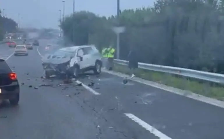 Pie de foto: Estado en el que qued&oacute; uno de los veh&iacute;culos tras el accidente m&uacute;ltiple en la S-10, en Bezana, direcci&oacute;n A-67. / Testigo