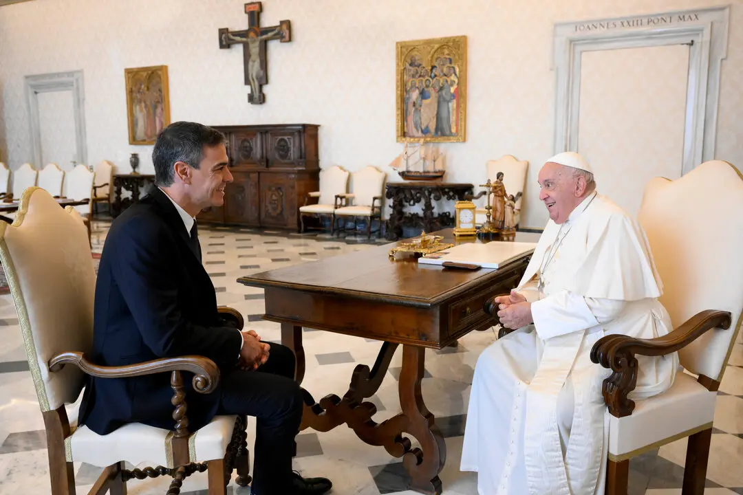 El presidente del Gobierno, Pedro S&aacute;nchez (i), es recibido en audiencia por el Papa Francisco (d). / Archivo / EP
