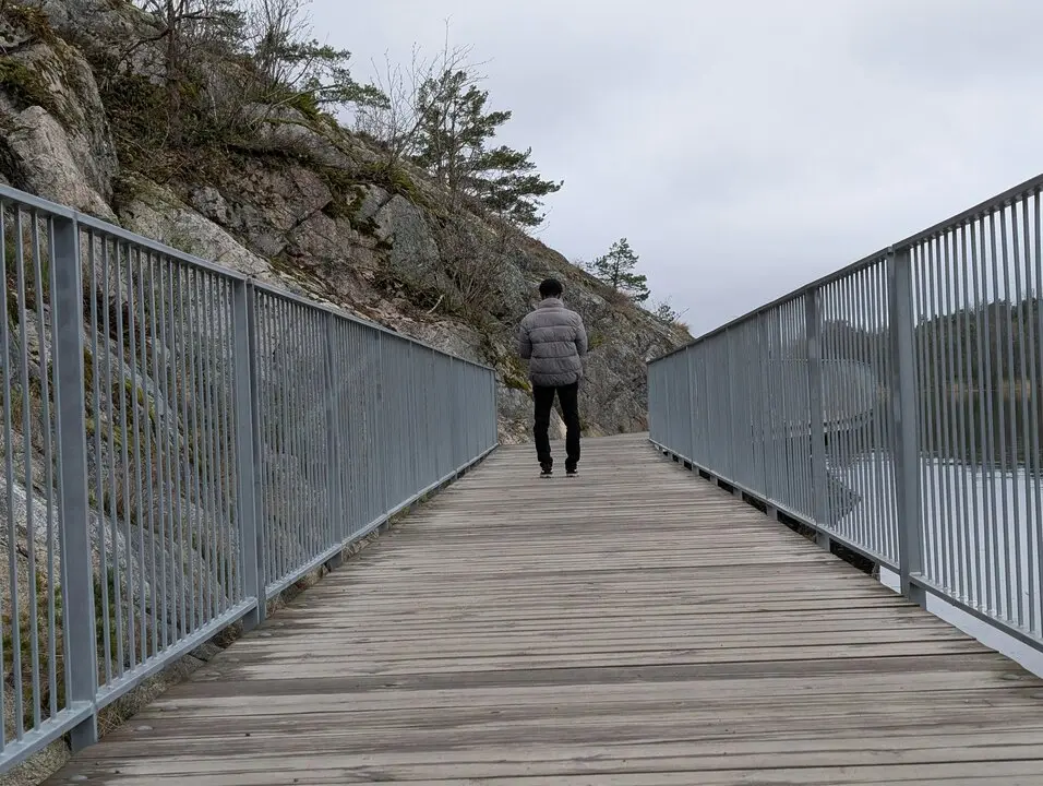 Una persona da un paseo en un d&iacute;a nublado. / A.E
