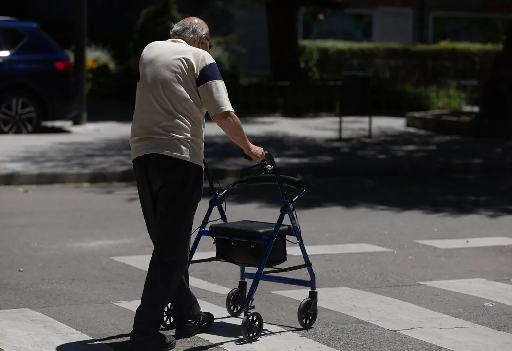 Un se&ntilde;or mayor camina con un andador. / Eduardo Parra