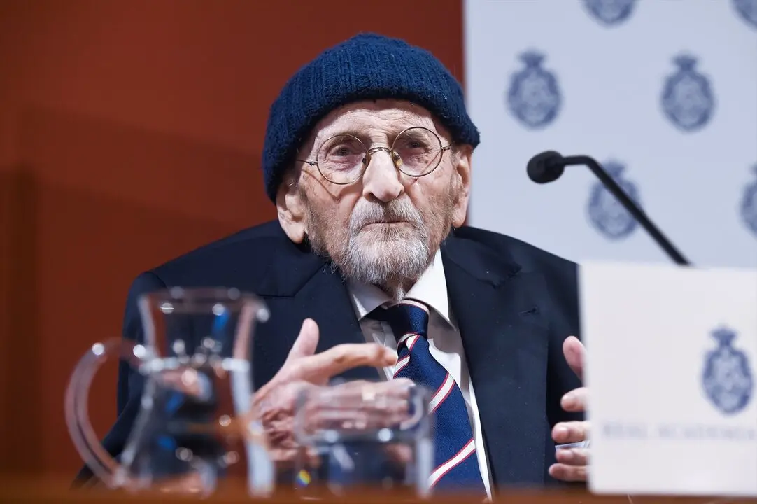 El ganador del Premio Miguel de Cervantes 2024, &Aacute;lvaro Pombo, atiende a los medios tras ganar el Premio Miguel de Cervantes 2024. / Gustavo Valiente