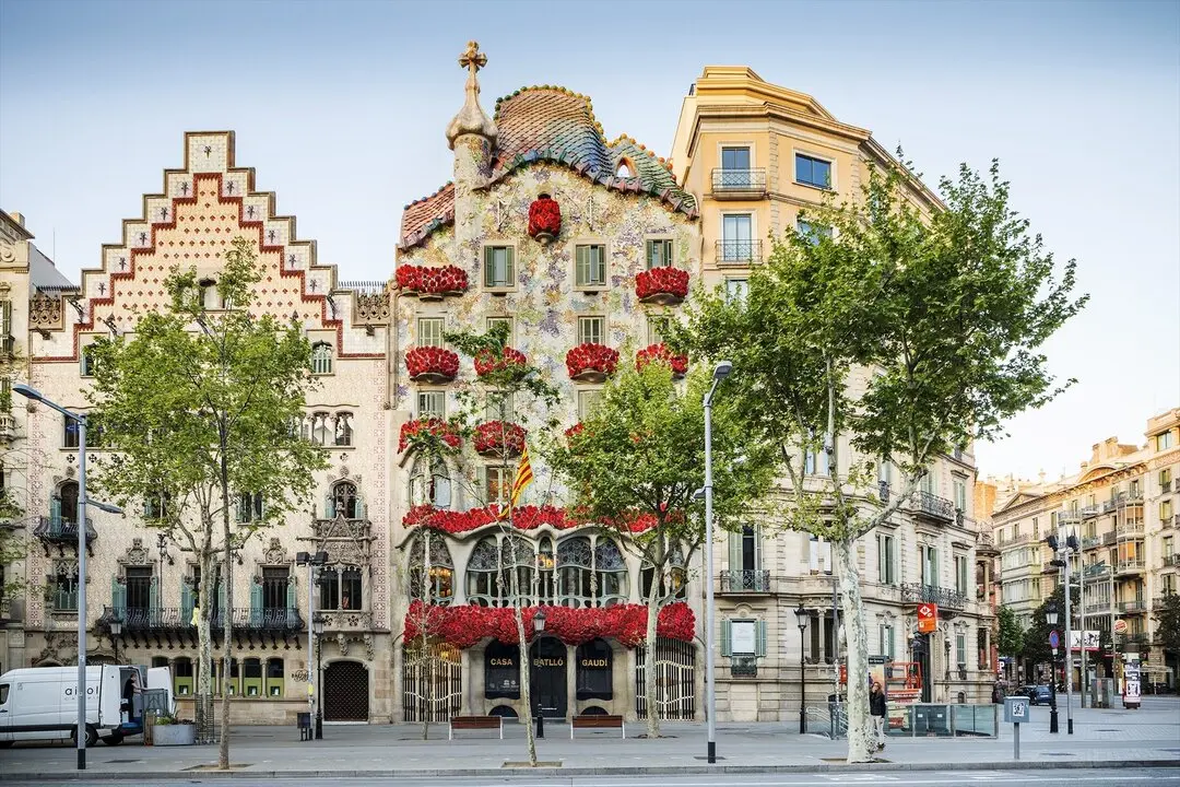 La Casa Batll&oacute; decorada con rosas rojas por Sant Jordi. / EP