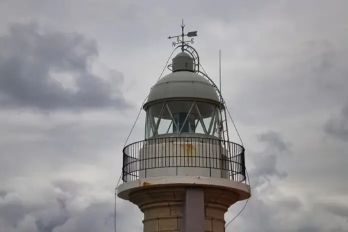 El faro de Suances en un dia nublado. / A.S.