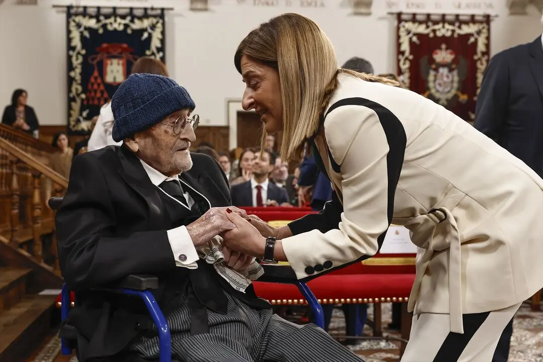 El escritor &Aacute;lvaro Pombo es saludado por la presidenta de Cantabria, Mar&iacute;a Jos&eacute; S&aacute;enz de Buruaga, momentos antes de recibir el Premio Cervantes 2024. / A. Ballesteros