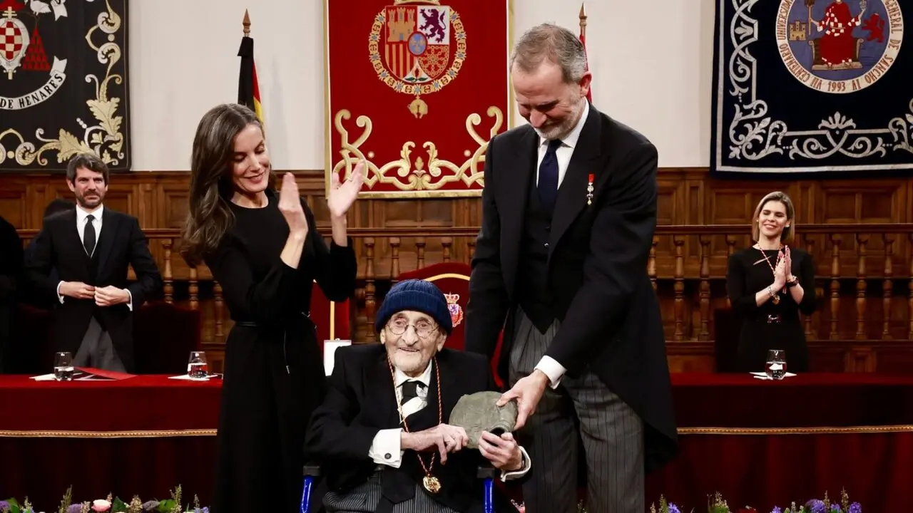 &Aacute;lvaro Pombo tras recibir el galard&oacute;n por parte de los Reyes. / X