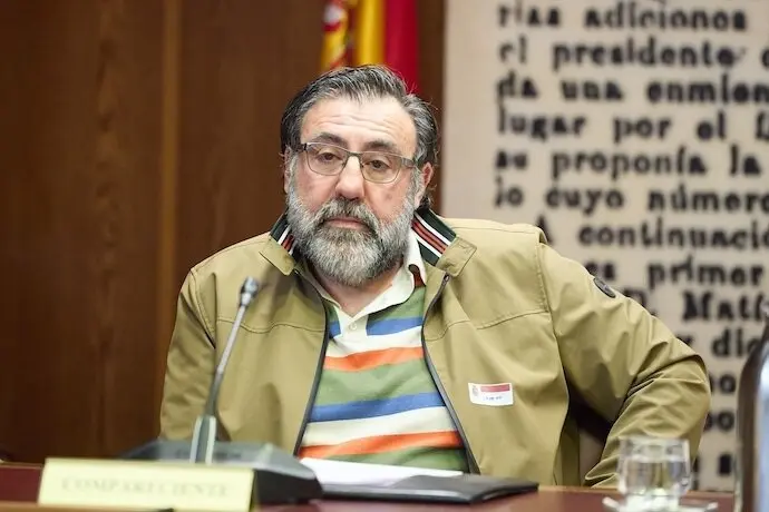 El hermano de Koldo Garc&iacute;a, Joseba Garc&iacute;a, comparece en la comisi&oacute;n de investigaci&oacute;n sobre el caso Koldo, en el Senado, a 23 de abril de 2025, en Madrid (Espa&ntilde;a). El hermano de Koldo, que fue uno de los detenidos al estallar el caso, comparece en la comisi&oacute;n de investigaci&oacute;n por sus presuntas implicaciones en la trama. Seg&uacute;n un informe de la Unidad Central Operativa (UCO) de la Guardia Civil se encargaba de cumplimentar los partes de trabajos mensuales de J&eacute;ssica Rodr&iacute;guez, exnovia de &Aacute;balos, en una empresa p&uacute;blica en la que fue contratada. Adem&aacute;s, una testigo declar&oacute; en el Tribunal Supremo que dio hasta 20.000 d&oacute;lares en efectivo a Joseba Garc&iacute;a en Rep&uacute;blica Dominicana por orden de un socio de Aldama.

Jes&uacute;s Hell&iacute;n / Europa Press
23/4/2025